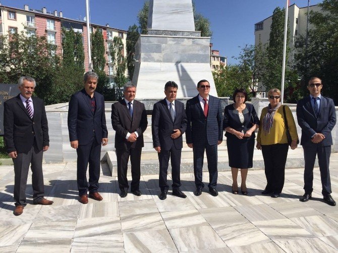 Azeri Belediye Başkanı Garnizon Şehitliğini ziyaret etti