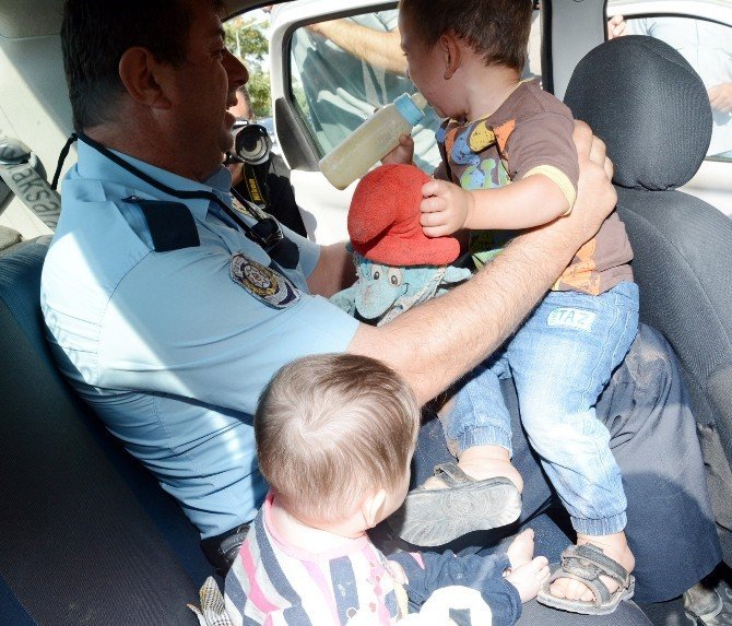 Babacan polis, ağlayan çocuğu biberonla susturdu