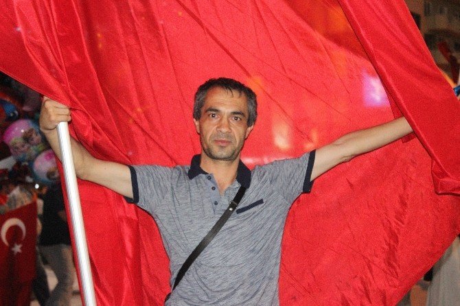 Demokrasi nöbeti için dev Türk Bayrağı’yla 6 kilometre yürüyor