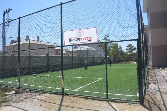 Tuşba Belediyesi’nden birçok mahalleye modern spor sahaları