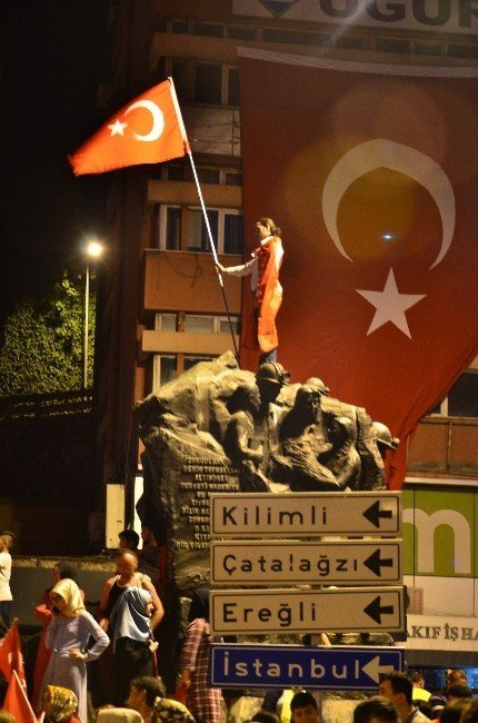 Zonguldak’ta demokrasi nöbeti sürüyor