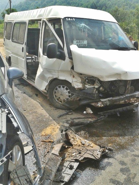 Bartın’da otomobil ile minibüs çarpıştı: 7 yaralı