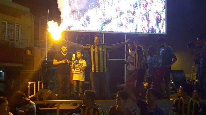 Fenerbahçelilerden demokrasi nöbetine destek