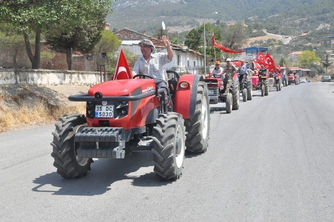 İzmir’de demokrasi için çiftçiler traktörleri ile konvoy yaptı