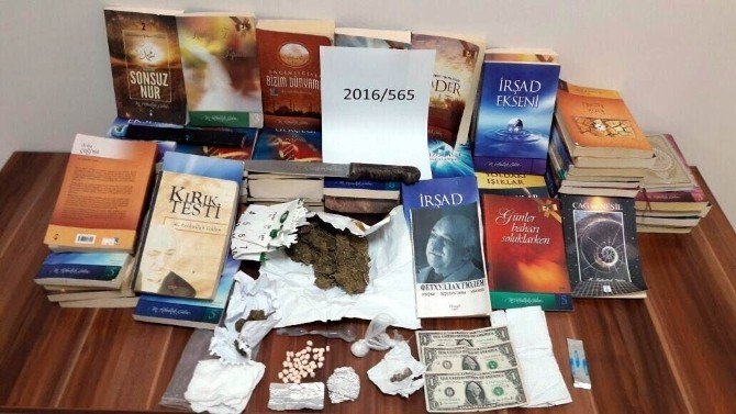 Uyuşturucu tacirinin arabasından FETÖ kitapları ve 1’er dolar çıktı