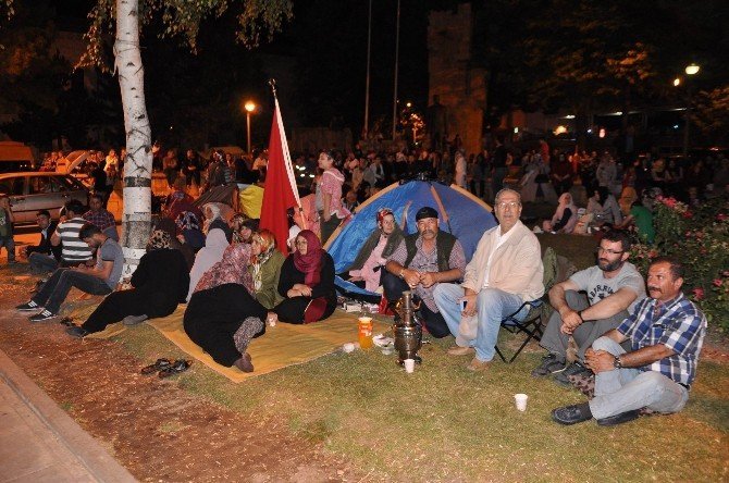 Sivas’ta FETÖ’ye karşı vatandaşların demokrasi nöbeti sürüyor