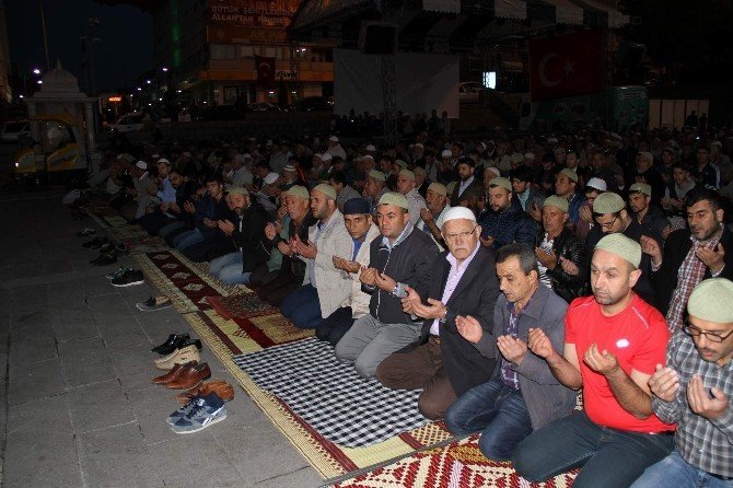 Yozgat’ta 3 bin kişi Cumhuriyet Meydanında sabah namazı kıldı