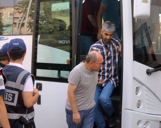 FETÖ soruşturmasında gözaltına alınan 25 polis adliyeye sevk edildi