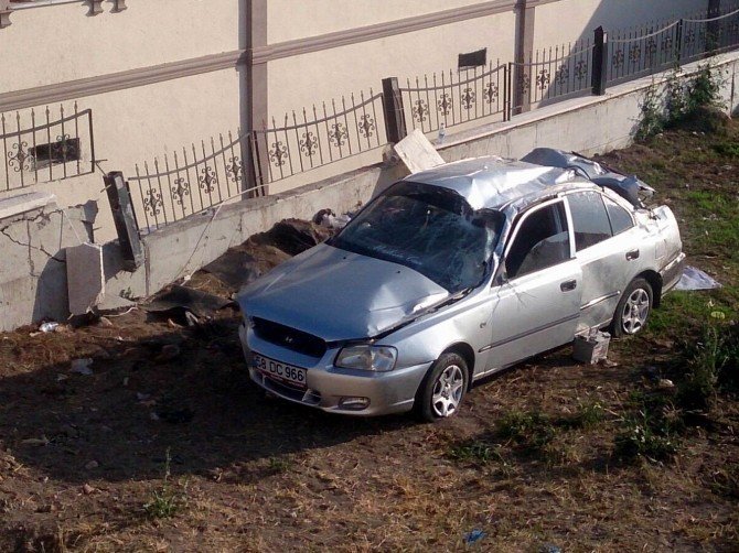 Sivas’ta otomobil fidanlığa uçtu: 2 yaralı