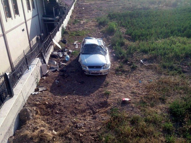 Sivas’ta otomobil fidanlığa uçtu: 2 yaralı
