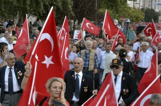 CHP’liler cumhuriyet ve demokrasi yürüyüşünde buluştu