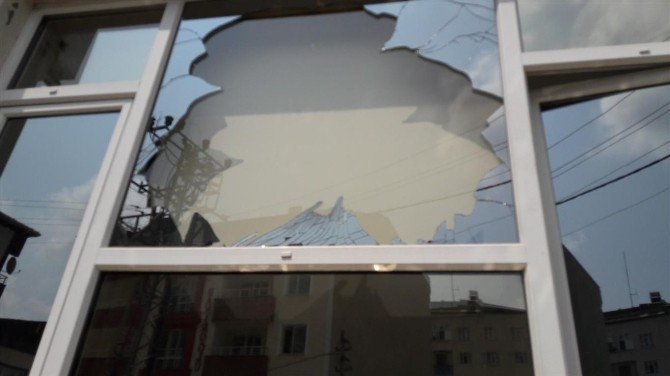 Kapatılan okulun camları kırıldı