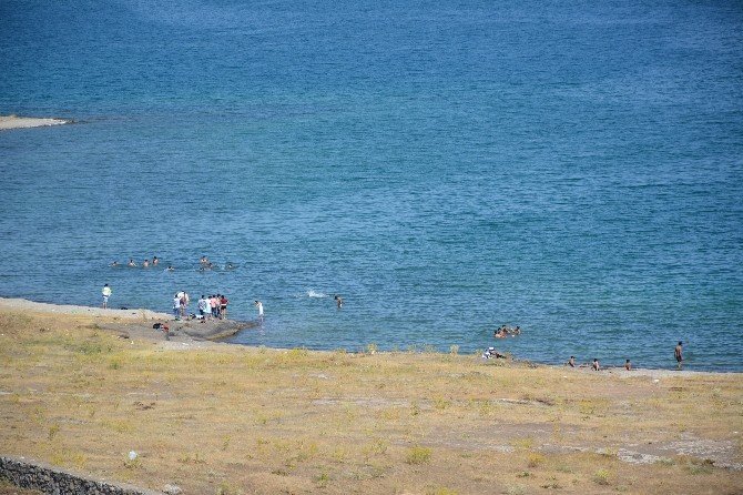 Sıcaktan bunalanlar Van Gölü sahillerine akın ediyor