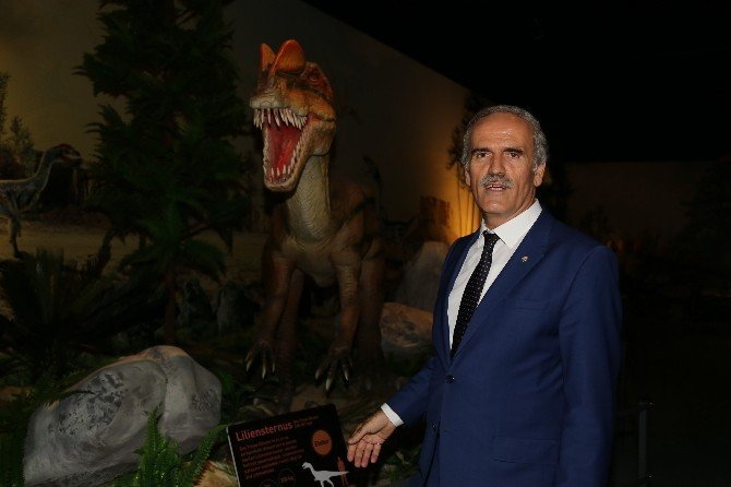 Bakan Özlü ’Dinozor’ sergisini açtı