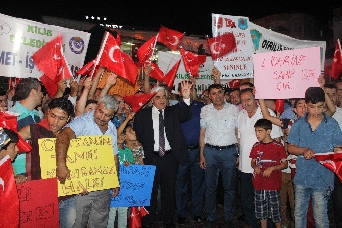 Demokrasi nöbetinde vatandaşlar türkülere eşlik etti