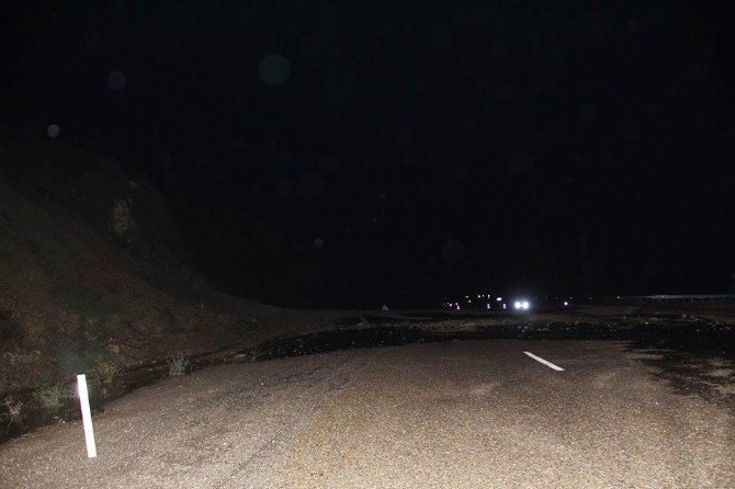 Toprak yığını Erzurum-Artvin karayolunu trafiğe kapadı