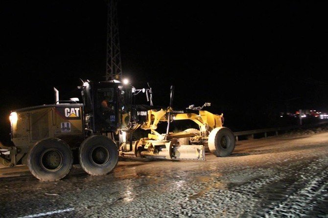 Toprak yığını Erzurum-Artvin karayolunu trafiğe kapadı