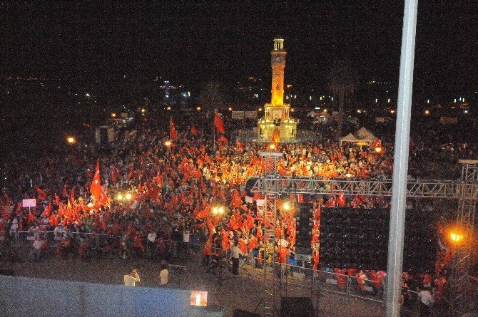 İzmir’de son demokrasi nöbeti de coşku içinde geçti