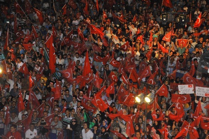 İzmir’de son demokrasi nöbeti de coşku içinde geçti