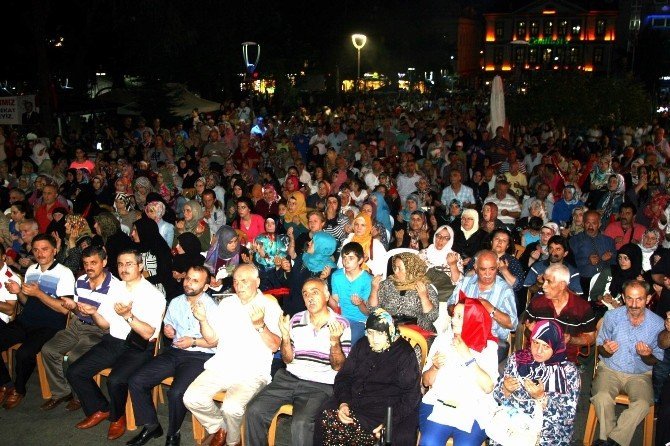 Trabzon’da son “demokrasi nöbeti”nde vatandaşlar alanı doldurdu