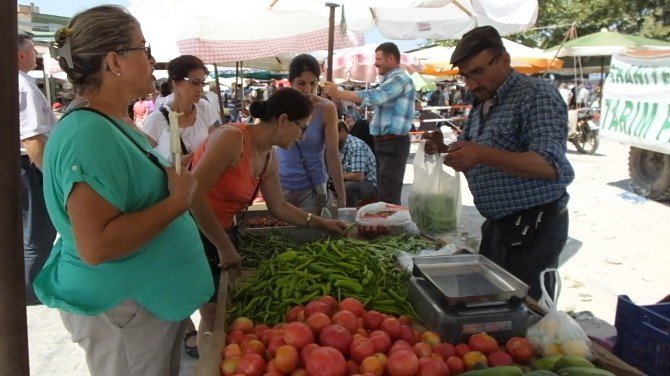 Burhaniye’de organik pazarı açıldı