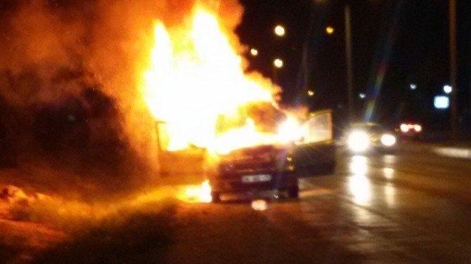 Kuşadası’nda seyir halindeki otomobil alev alev yandı