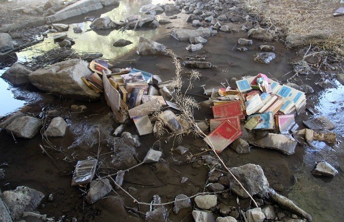 Köprü altına atılmış Gülen’e ait 400 kitap, CD ve kaset bulundu