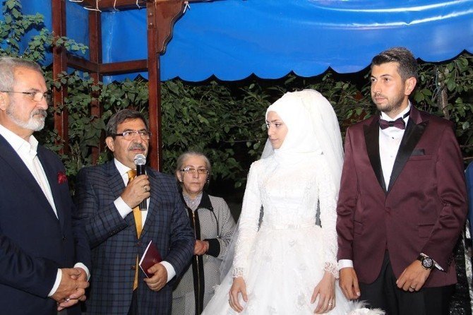 Eski Bakan Güllüce Erzurum’da nikah şahidi oldu