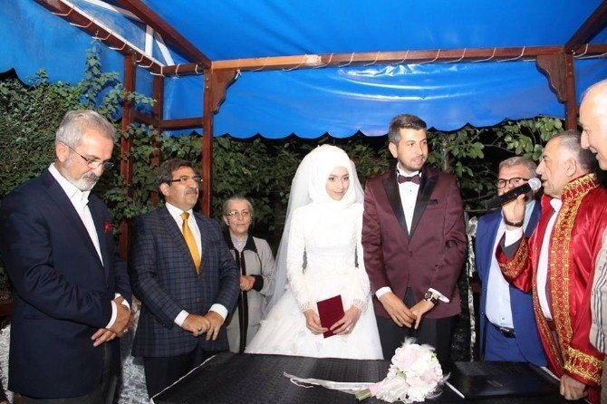 Eski Bakan Güllüce Erzurum’da nikah şahidi oldu