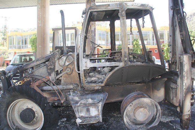 PKK’lılar iş makinelerini ateşe verdi
