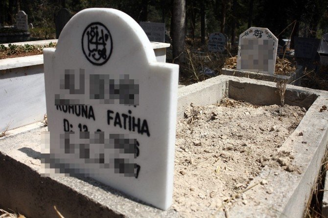 Tuvalette doğurduğu bebeğini, babasının mezarına gömdü