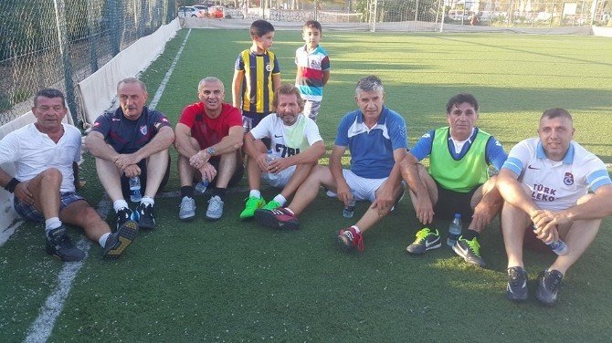 Efsane kaptandan Fenerbahçe Spor Okulu’na ziyaret