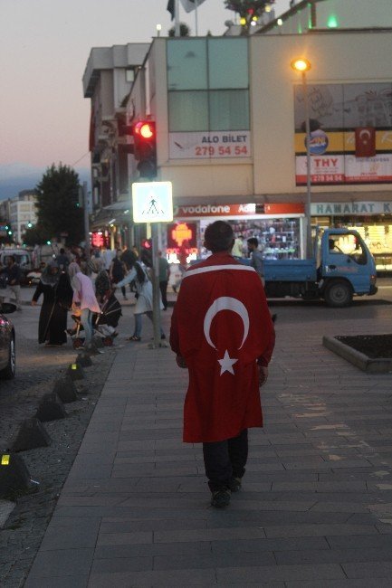 İstanbul’dan Ankara’ya yürüyerek darbe girişimini protesto ediyor