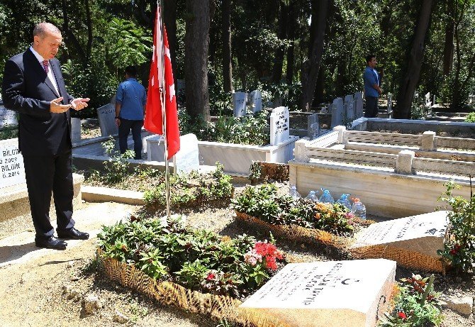 Cumhurbaşkanı Erdoğan, arkadaşı Erol Olçok ve oğlunun mezarlarını ziyaret etti