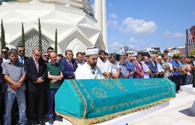 Cumhurbaşkanı Erdoğan, arkadaşı Erol Olçok ve oğlunun mezarlarını ziyaret etti