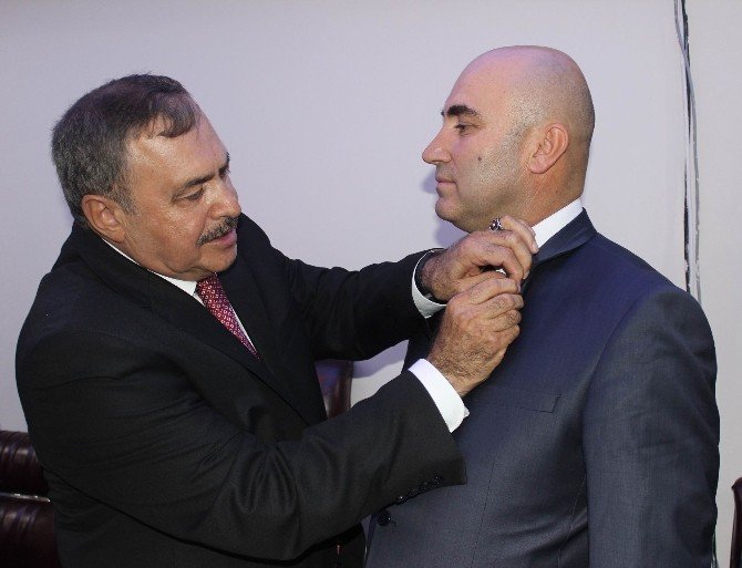 Bakan Eroğlu, AK Parti’ye katılanlara rozet taktı