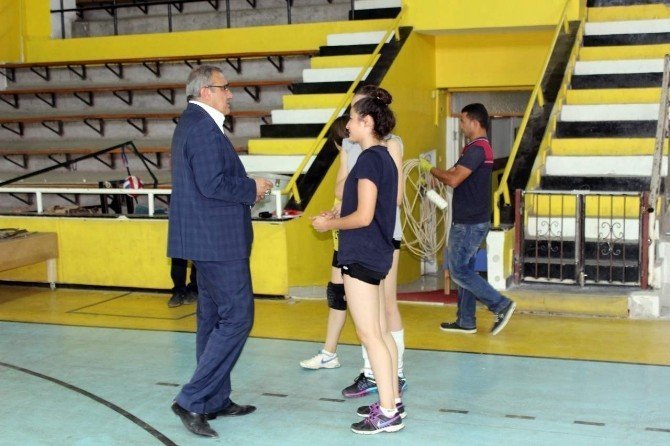 Başkan Karaçoban, spor salonundaki çalışmaları yerinde inceledi