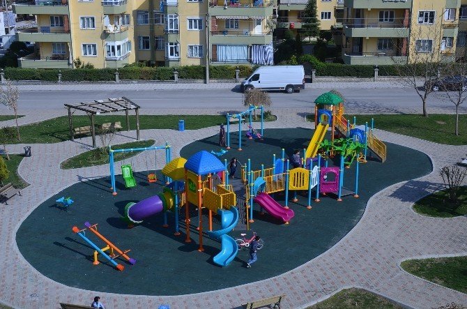 Pamukkale’de çocuklar yeni oyun parklarına kavuştu