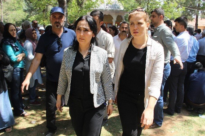 HDP Eş Genel Başkanı Figen Yüksekdağ, patlamada ölenlerin yakınlarını sakinleştirdi