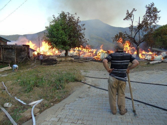 Madde bağımlısı genç kendi evini kundakladı, yanan evlere yangın söndürme helikopteri de müdahale etti