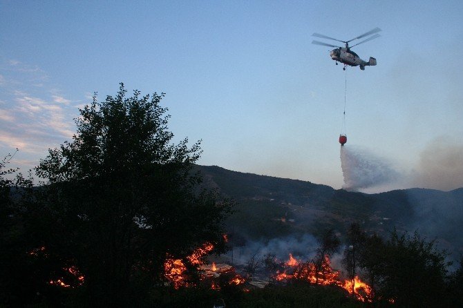Madde bağımlısı genç kendi evini kundakladı, yanan evlere yangın söndürme helikopteri de müdahale etti