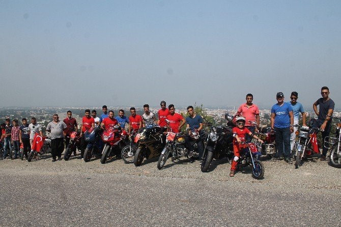 Motosikletli gençlerden "Şehitleri saygı ve teröre tepki" etkinliği