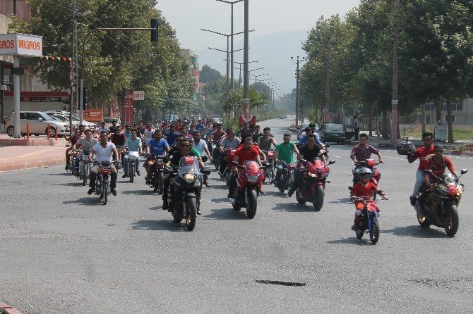 Motosikletli gençlerden "Şehitleri saygı ve teröre tepki" etkinliği