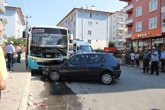 Otomobil ile özel halk otobüsü çarpıştı: 10 yaralı