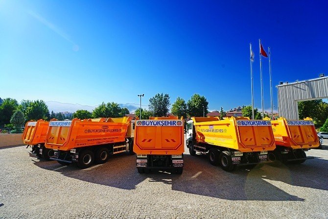 Büyükşehir Belediyesi araç filosu 13 araç ve iş makinesi ile daha da güçlendirildi