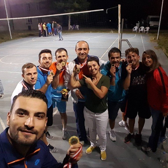 3’ücü Geleneksel İnönü Belediyesi Voleybol Turnuvası şampiyonluğunu Bozüyük Belediyesi ekibi kazandı