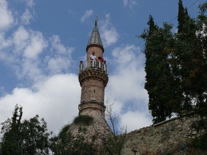 624 yıllık tarihi caminin minaresinde selfie çılgınlığı