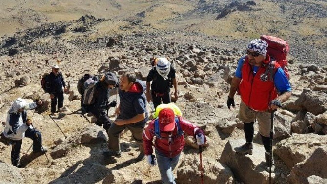 Hakkarili dağcılar İran’da zirve yaptı
