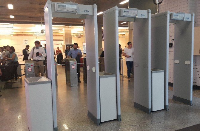 Atatürk Havalimanı metro girişinde X-ray dönemi