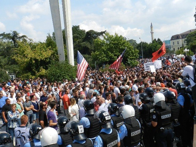 Kosova ile Karadağ Sınır Anlaşması’na protesto engeli